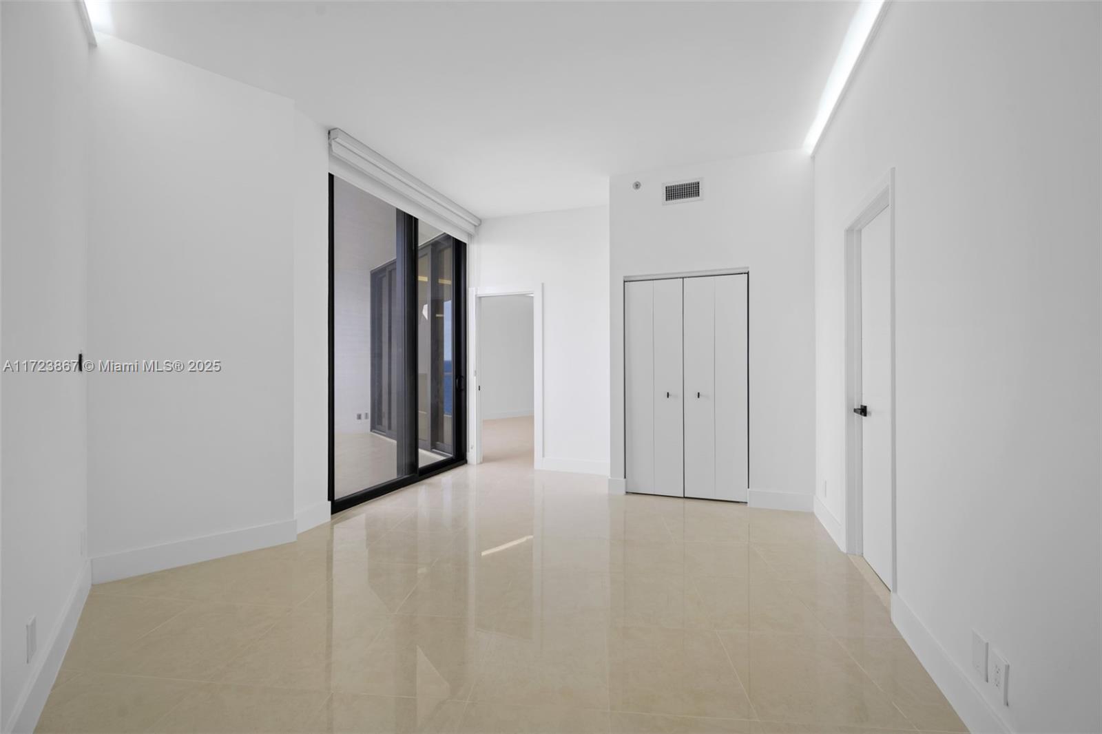 20281 E Country Club Dr #PH10, Aventura FL 33180