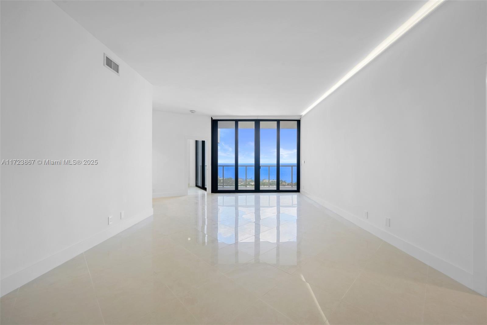 20281 E Country Club Dr #PH10, Aventura FL 33180