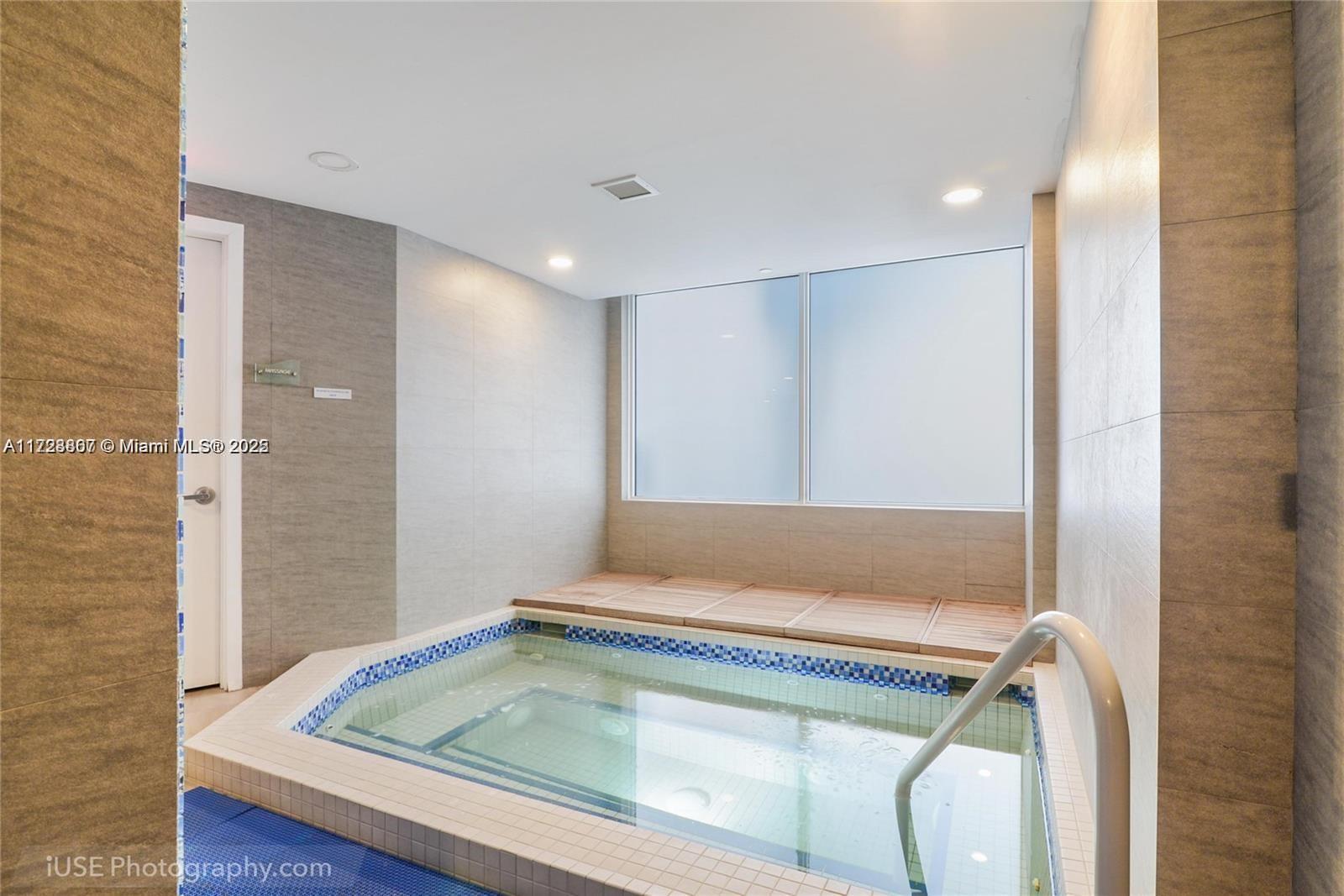20281 E Country Club Dr #PH10, Aventura FL 33180