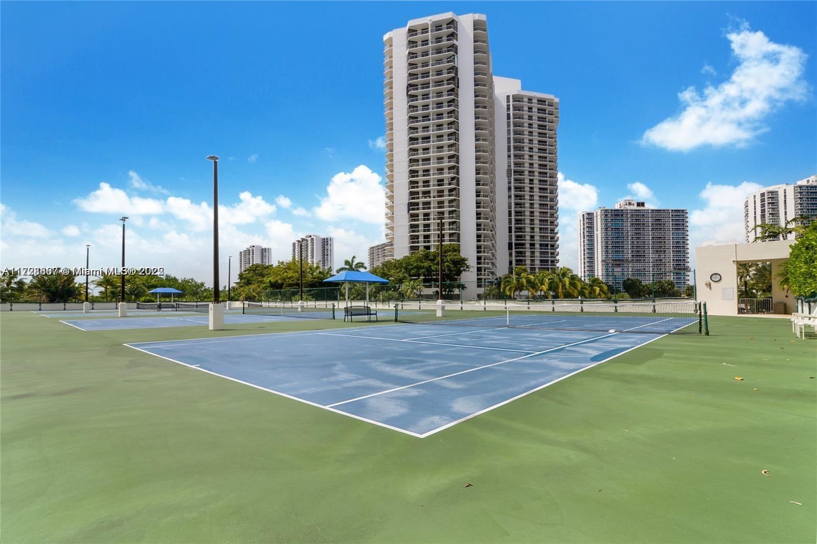 20281 E Country Club Dr #PH10, Aventura FL 33180