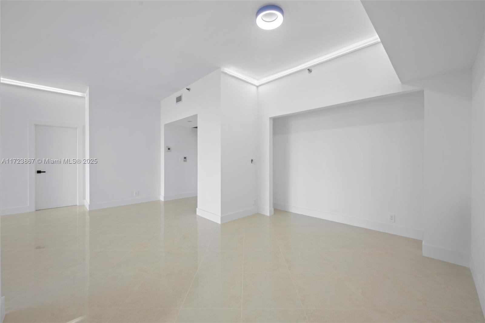 20281 E Country Club Dr #PH10, Aventura FL 33180