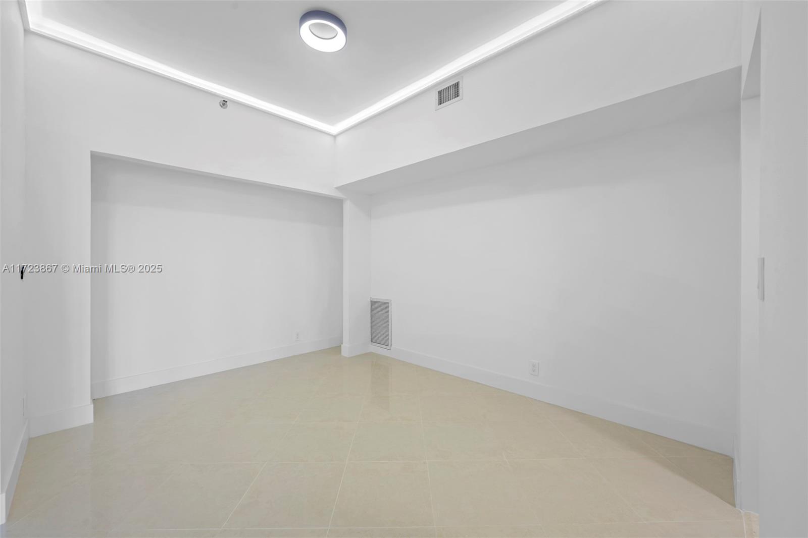 20281 E Country Club Dr #PH10, Aventura FL 33180