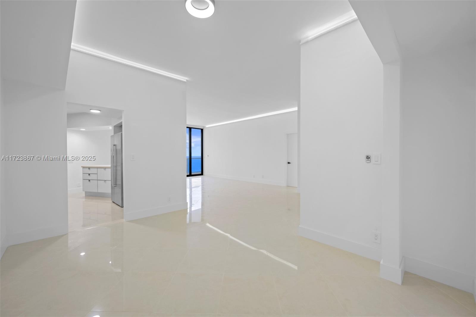 20281 E Country Club Dr #PH10, Aventura FL 33180