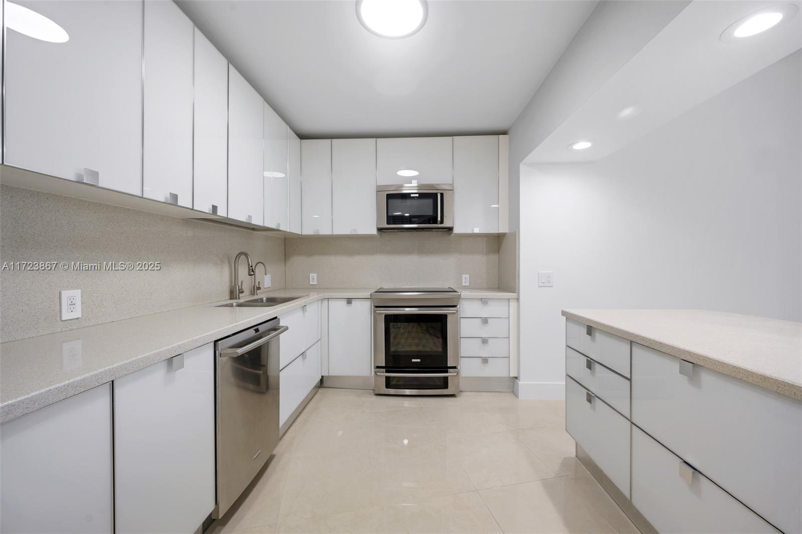 20281 E Country Club Dr #PH10, Aventura FL 33180