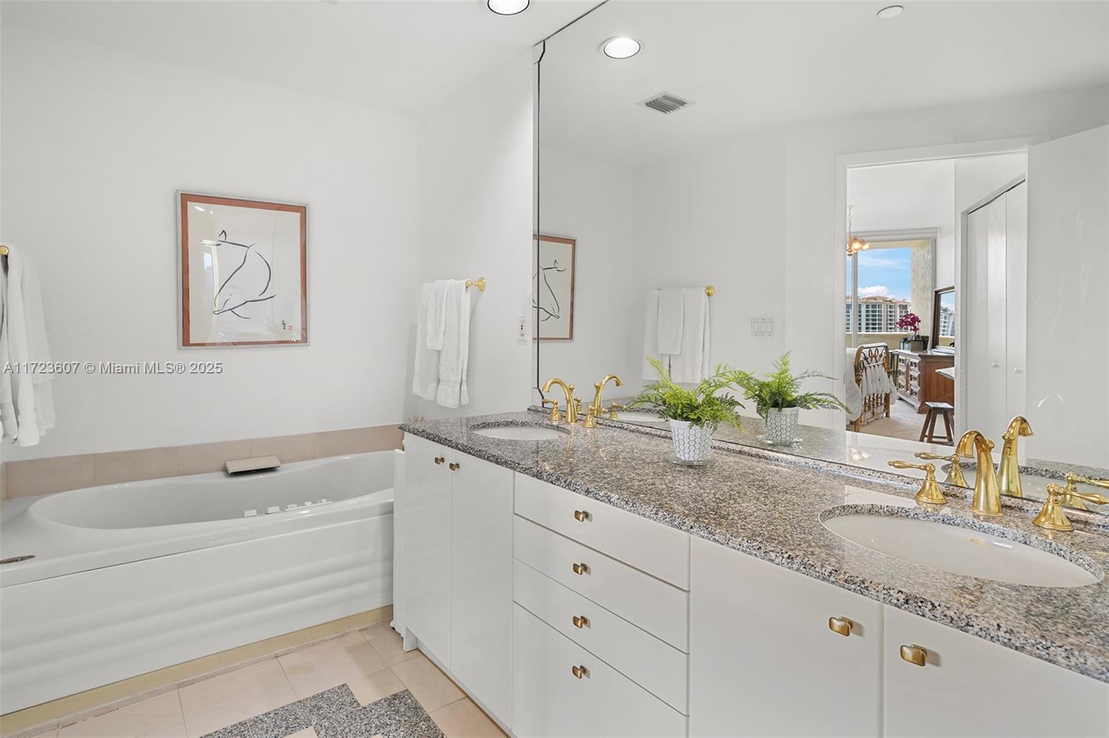300 S Pointe Dr #708, Miami Beach FL 33139
