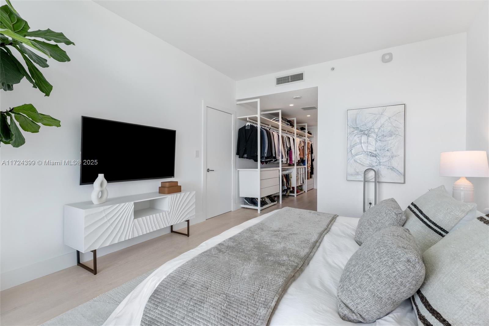 900 Biscayne Blvd #2709, Miami FL 33132
