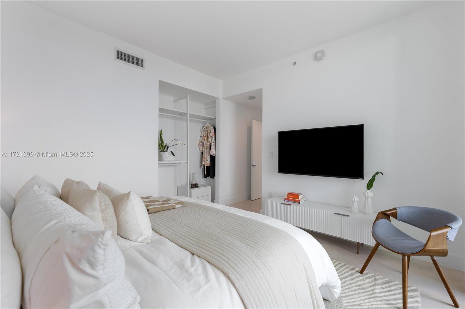 900 Biscayne Blvd #2709, Miami FL 33132