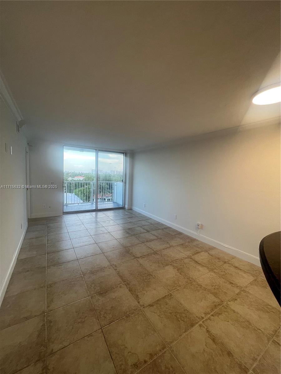 2020 NE 135th St #607, North Miami, Florida image 3