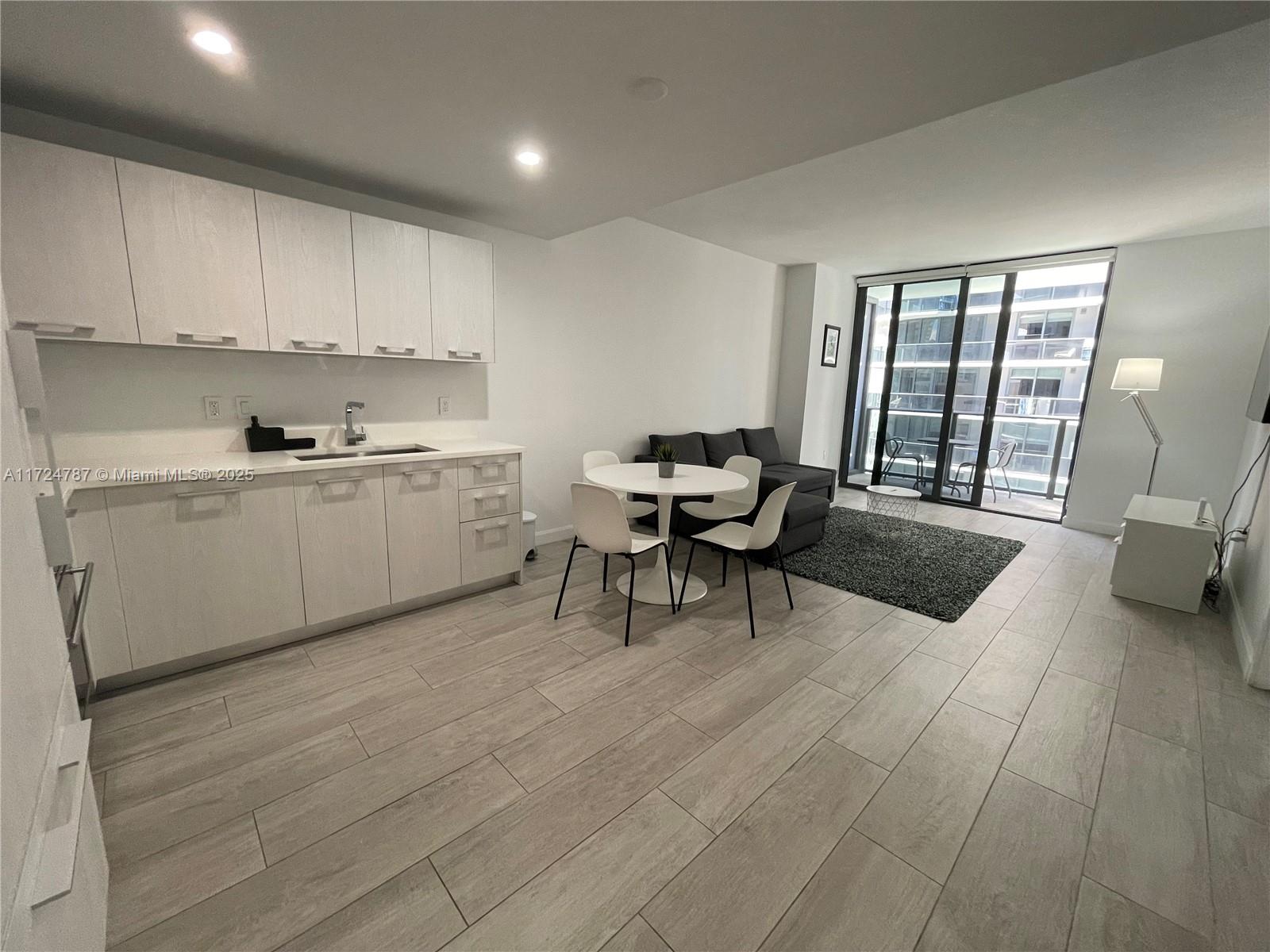 45 SW 9th St #1407, Miami FL 33130