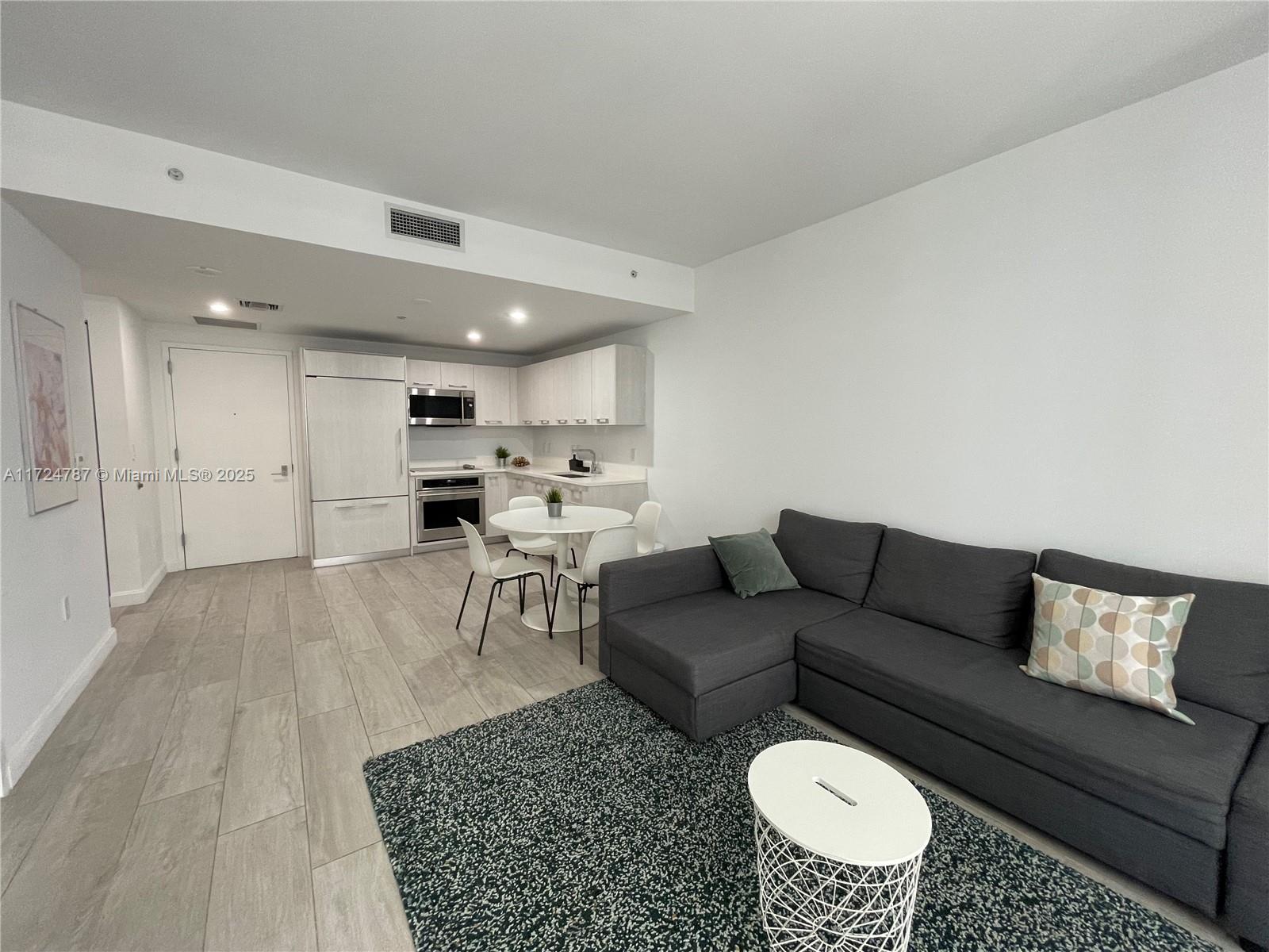 45 SW 9th St #1407, Miami FL 33130