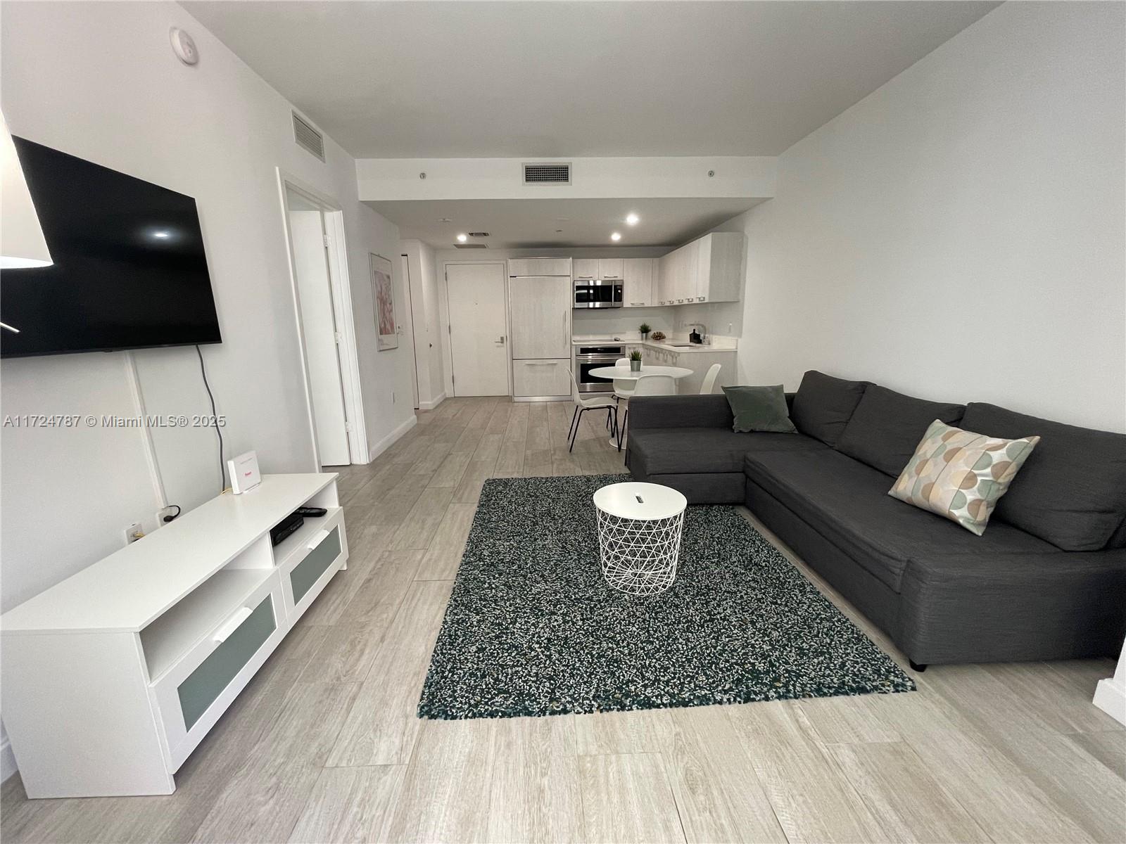 45 SW 9th St #1407, Miami FL 33130