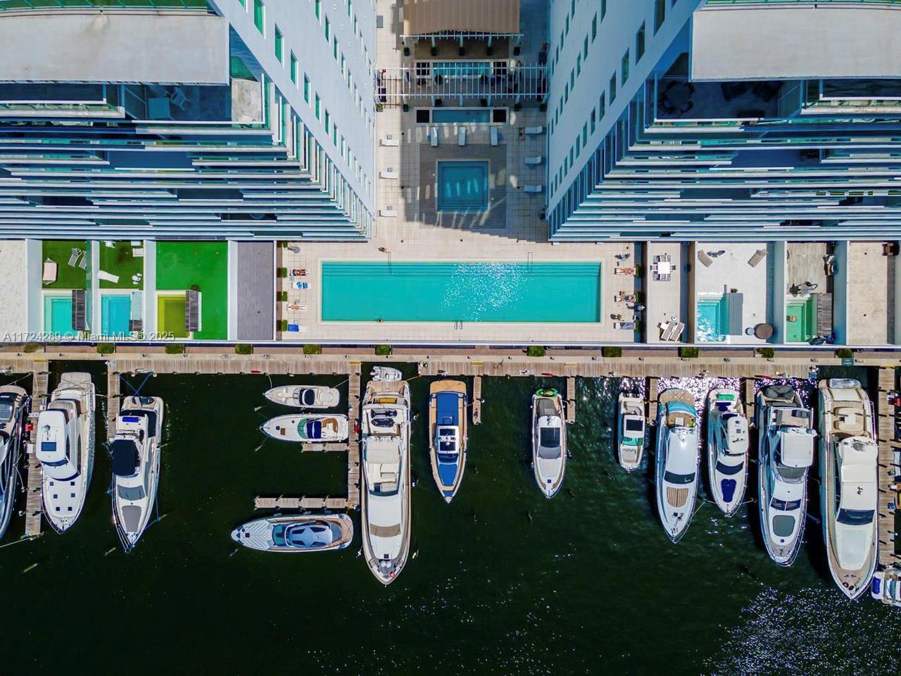 Apartamento à Venda em Sunny Isles Beach, FL