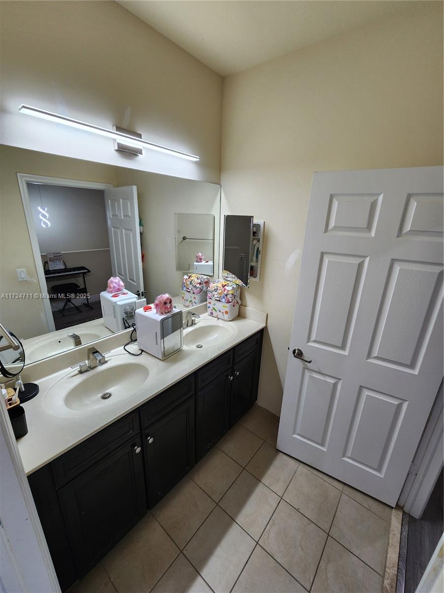 8745 NW 100th Pl, Doral, Florida image 38