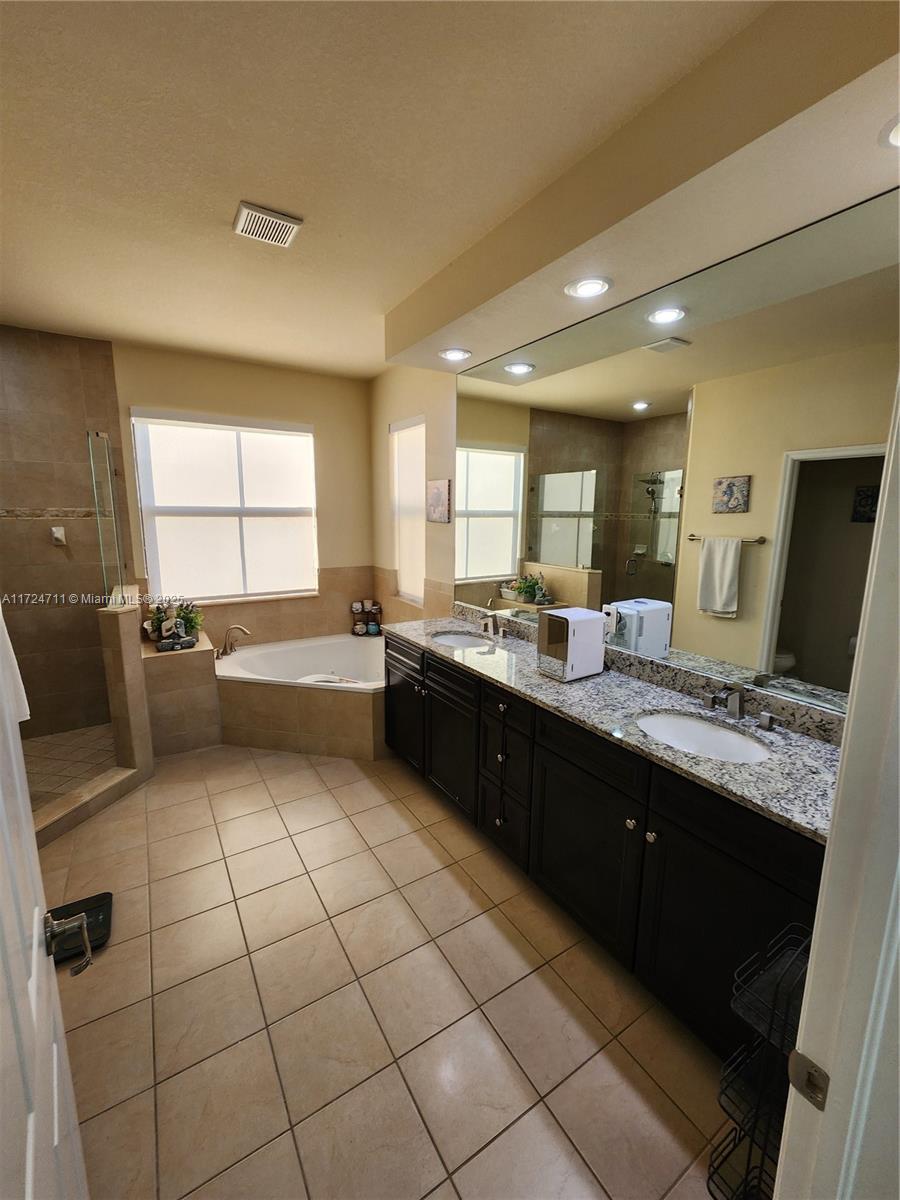 8745 NW 100th Pl, Doral, Florida image 39