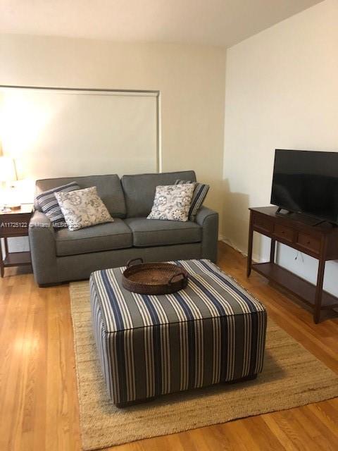 CORAL GABLES 1ST FLOOR FURNISHED UNIT. 1 BEDROOM/1 BATH, HARDWOOD FLOORS THROUGHOUT, CENTRAL A/C. AVAILABLE SHORT TERM LEASE.