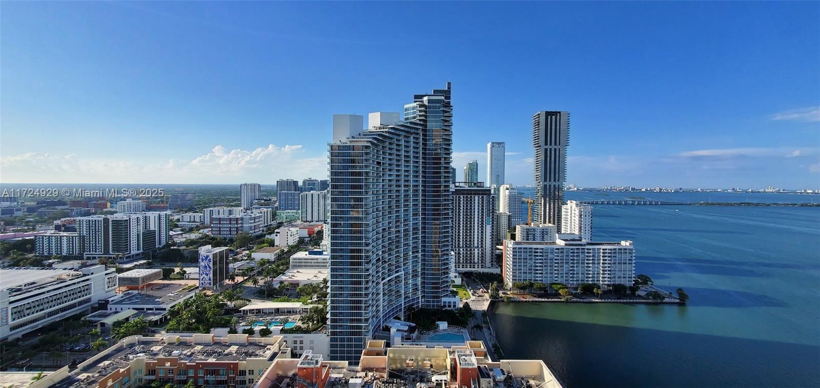 Beautiful fully furnished apartment in Quantum on the Bay. The view will amaze you right when you come into this unit. 2 spacious bedrooms with a great living room perfect for gather family or friends. The Condo has wonderful Amenities, 2 Pools, Clubhouse , Theater, Gym. Located near Miami Downtown, Wynwood, FTX Arena, Bayside and more!! 48 HR Notice.