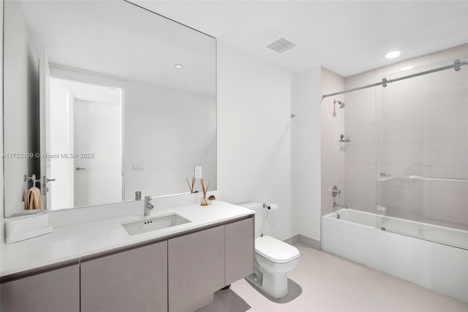 3300 NE 188th St #812, Aventura FL 33180
