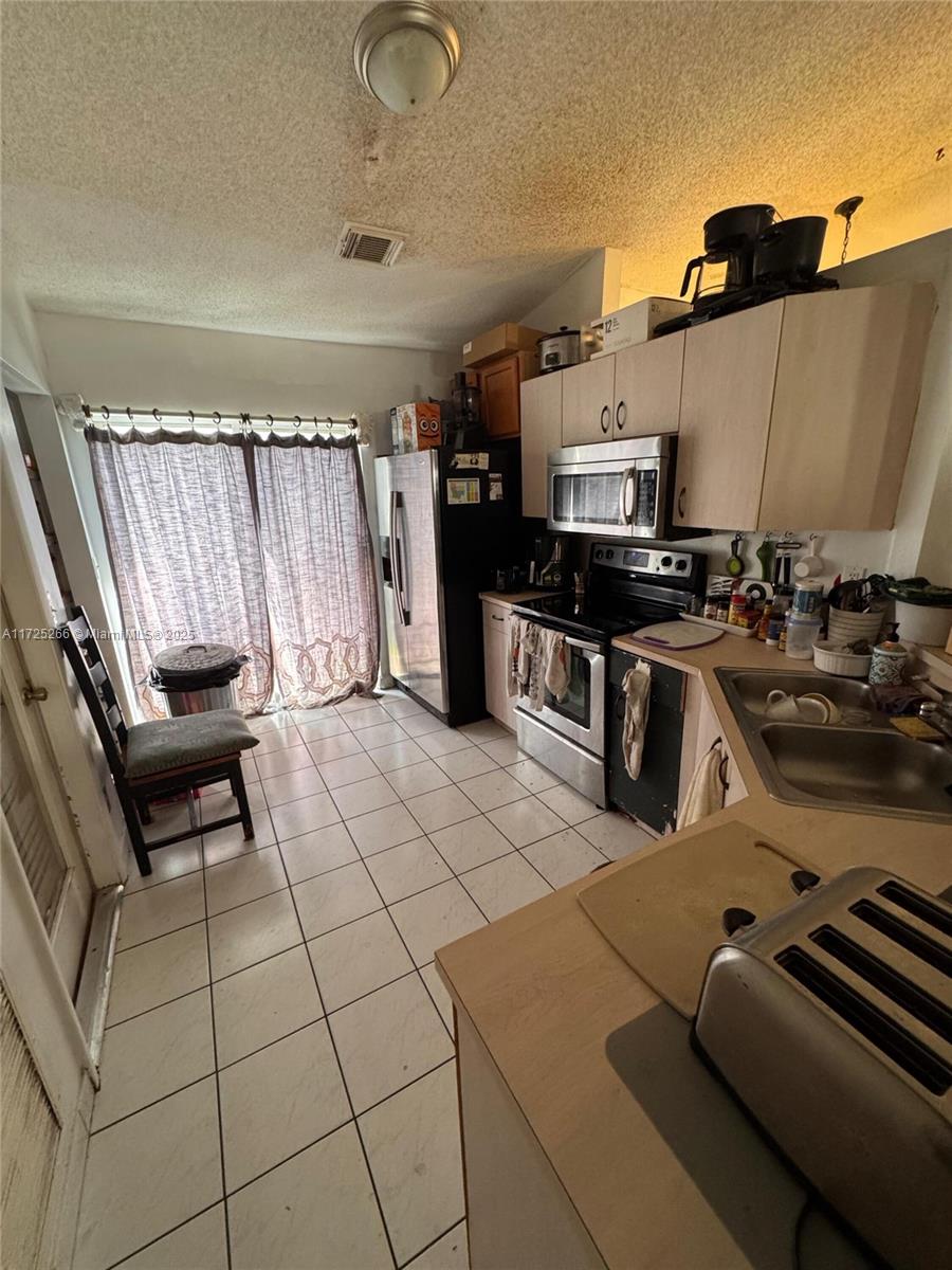 7572 NW 3rd St, Plantation, Florida image 3