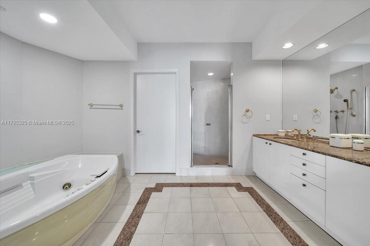300 S Pointe Dr #3206, Miami Beach FL 33139