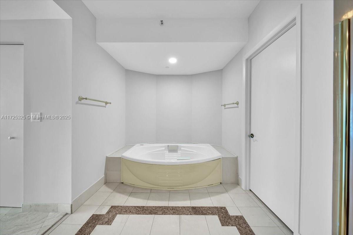 300 S Pointe Dr #3206, Miami Beach FL 33139