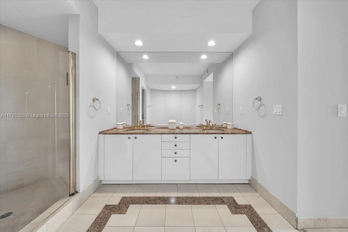300 S Pointe Dr #3206, Miami Beach FL 33139