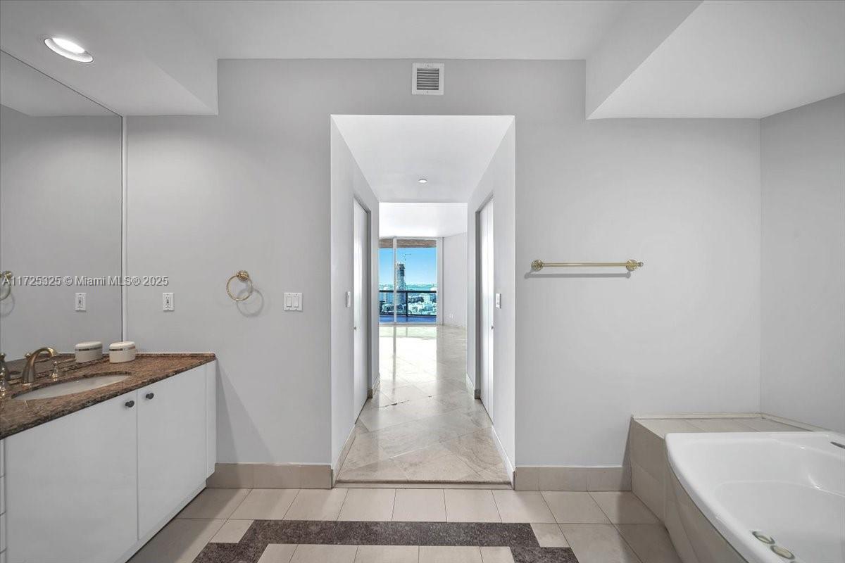 300 S Pointe Dr #3206, Miami Beach FL 33139