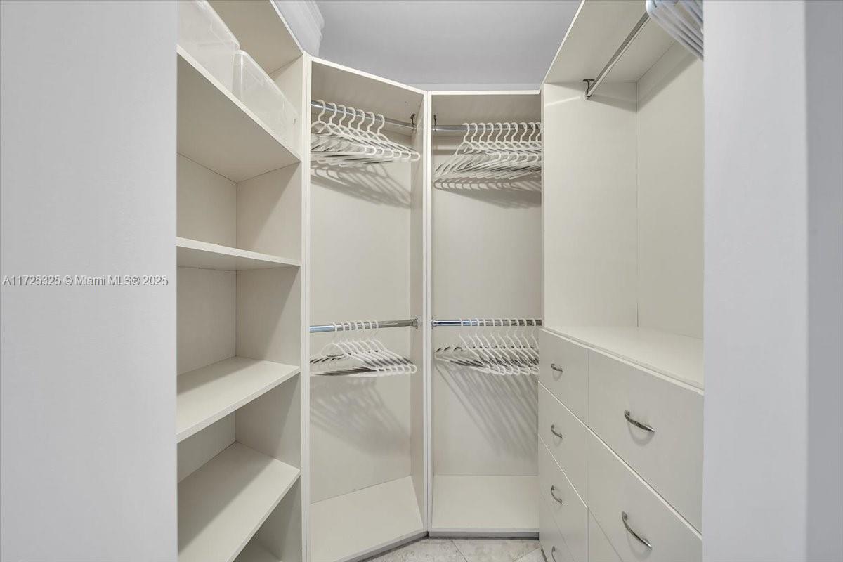 300 S Pointe Dr #3206, Miami Beach FL 33139