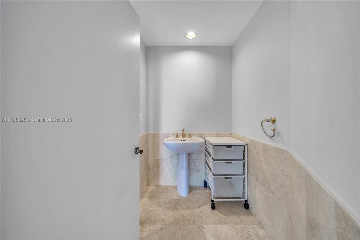 300 S Pointe Dr #3206, Miami Beach FL 33139