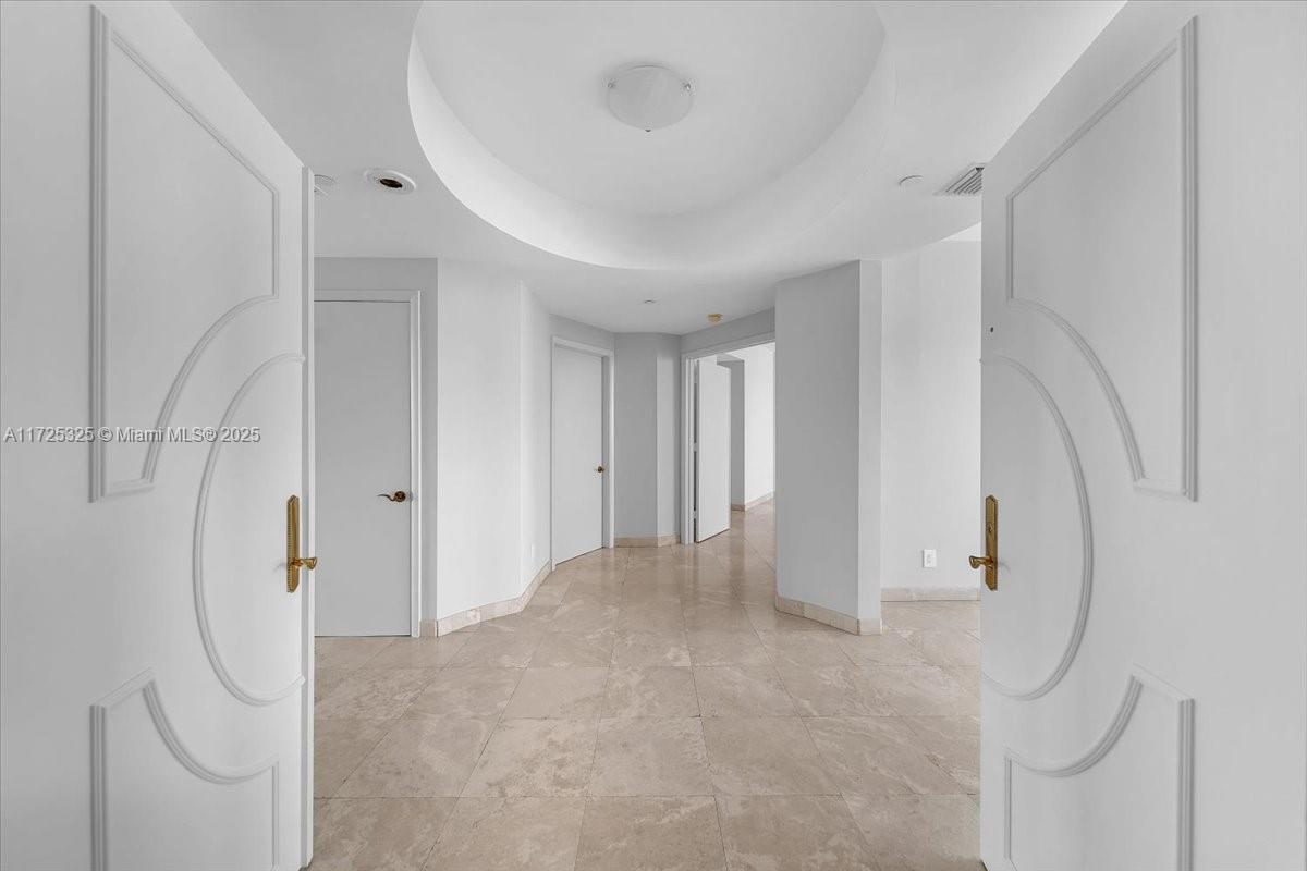 300 S Pointe Dr #3206, Miami Beach FL 33139