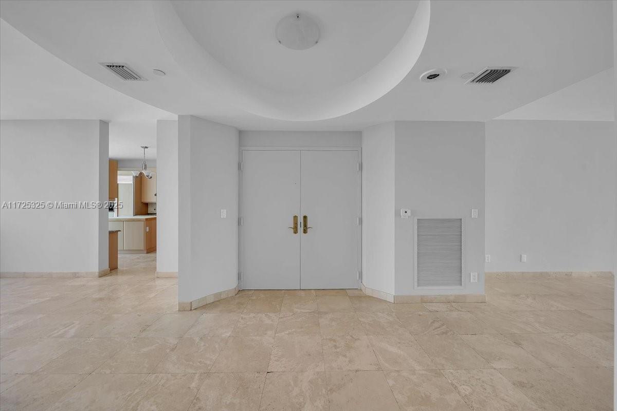 300 S Pointe Dr #3206, Miami Beach FL 33139