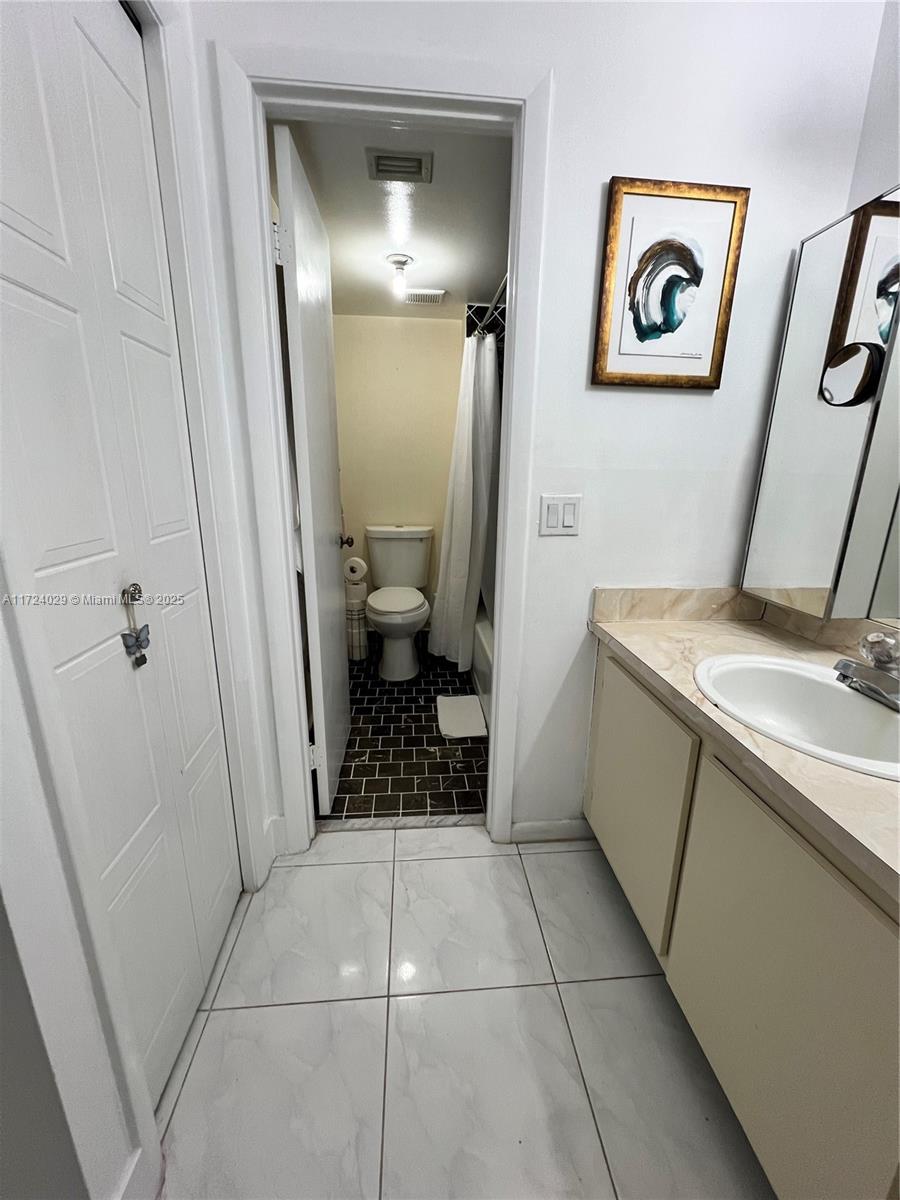 408 Lakeview Dr #102, Weston, Florida image 6