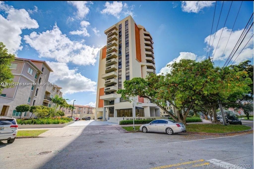 Great opportunity to live in the heart of Coral Gables ! 2/2 spacios open floor plans, washer & dryer inside the unit.
beautiful  view of the city skyline from the balcony.
Easy to show, Call listing agent or send an text.