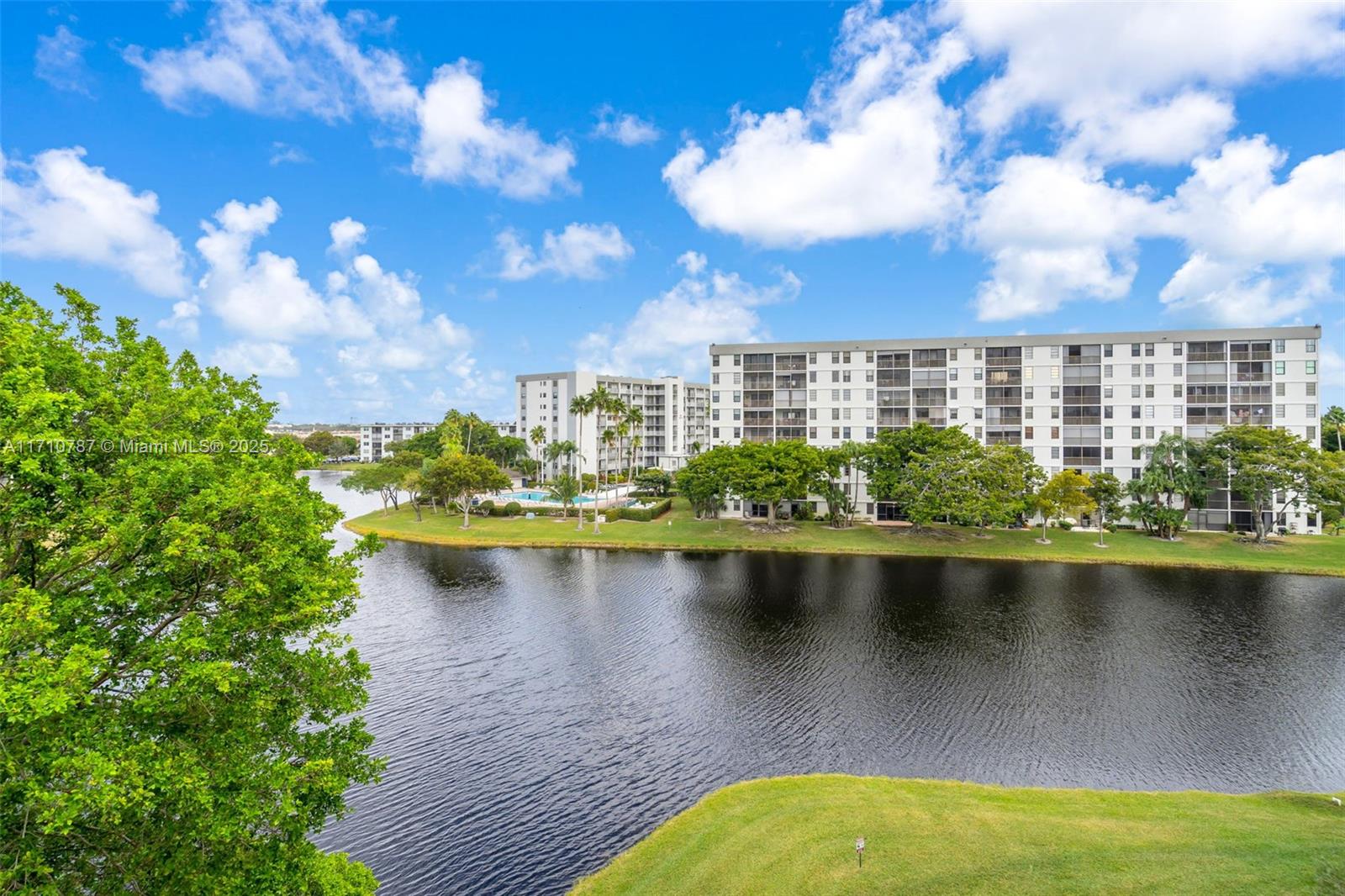 2309 S Cypress Bend Dr #612C, Pompano Beach, Florida image 3