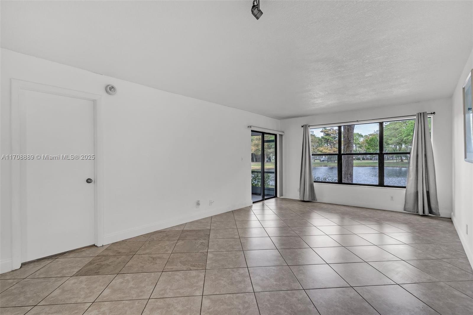 2304 S Cypress Bend Dr #113, Pompano Beach, Florida image 14