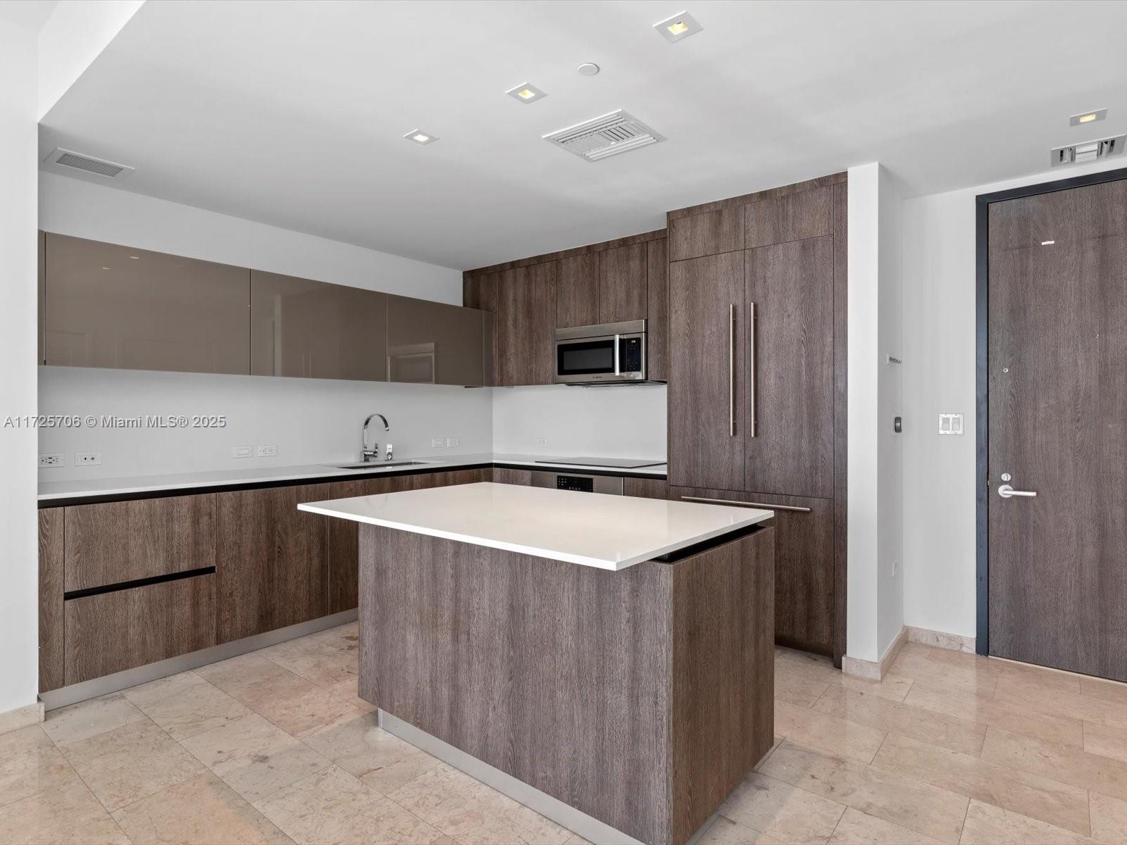 88 SW 7TH ST #2005, Miami FL 33130