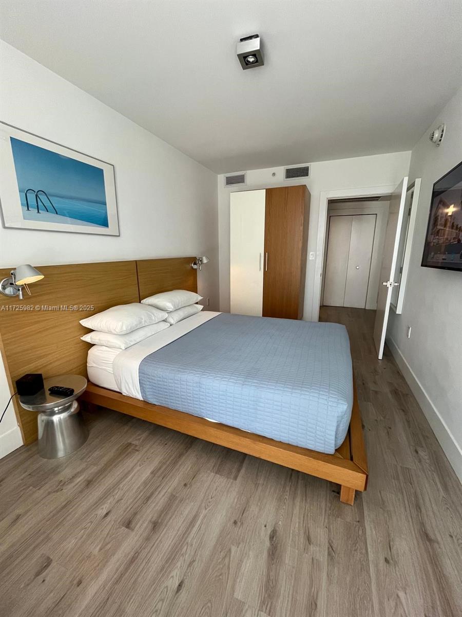 Excellent opportunity! Beautiful 1 bedroom 1 bathroom in an unbeatable location. Beach service, rooftop pool, gym, concierge, valet. No rental restrictions! Owner is willing to Seller finance!