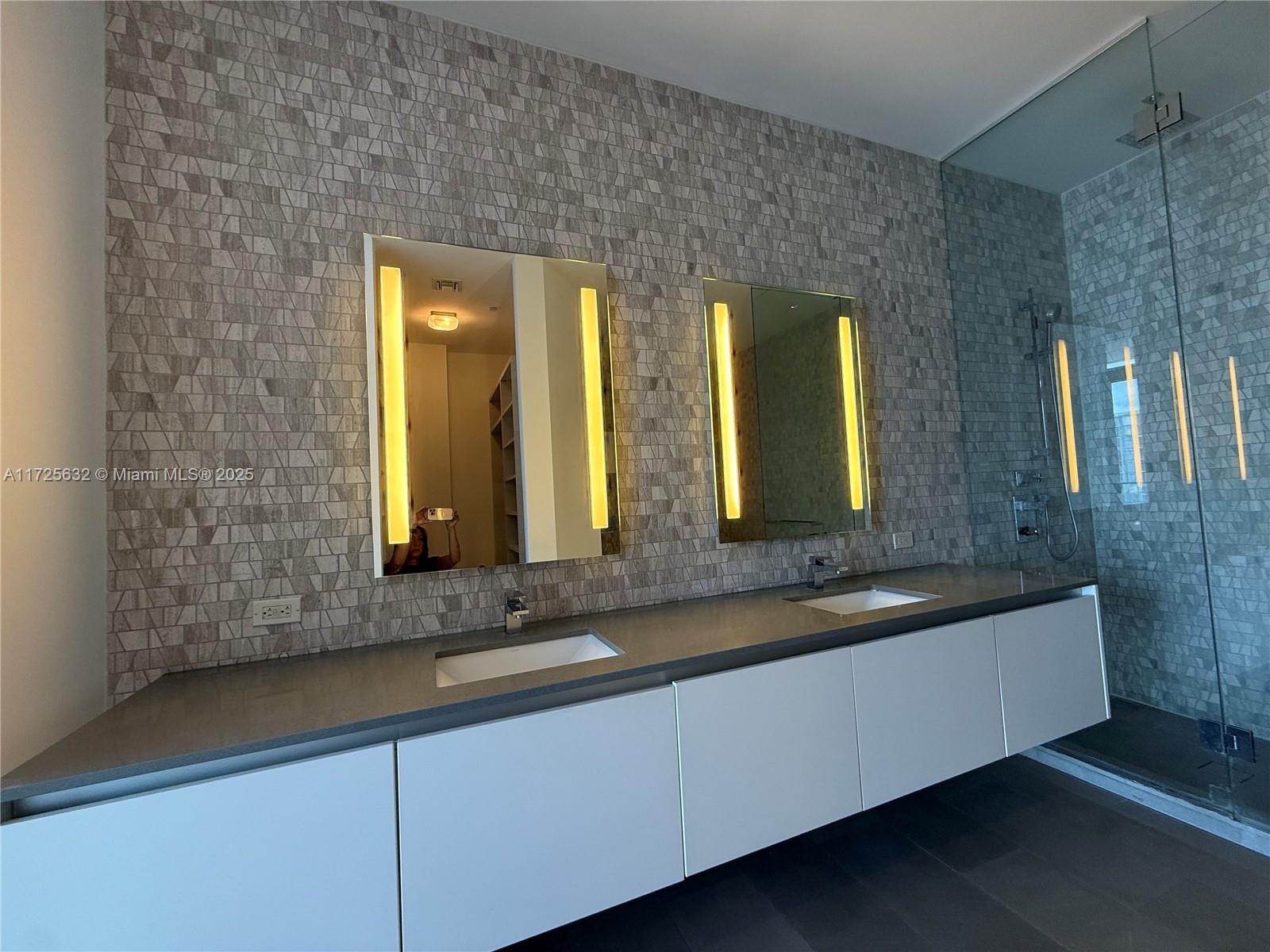 88 SW 7th St #4105, Miami FL 33130