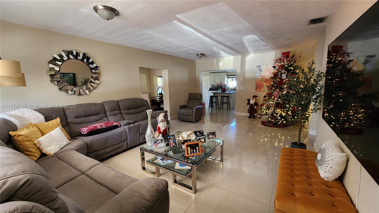 Residential, Hialeah, Florida image 3