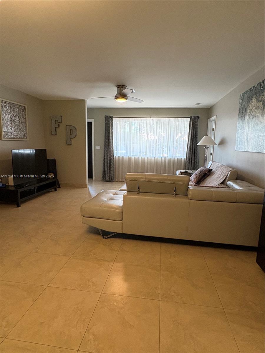 1101 NE 4th Ct, Hallandale Beach, Florida image 7