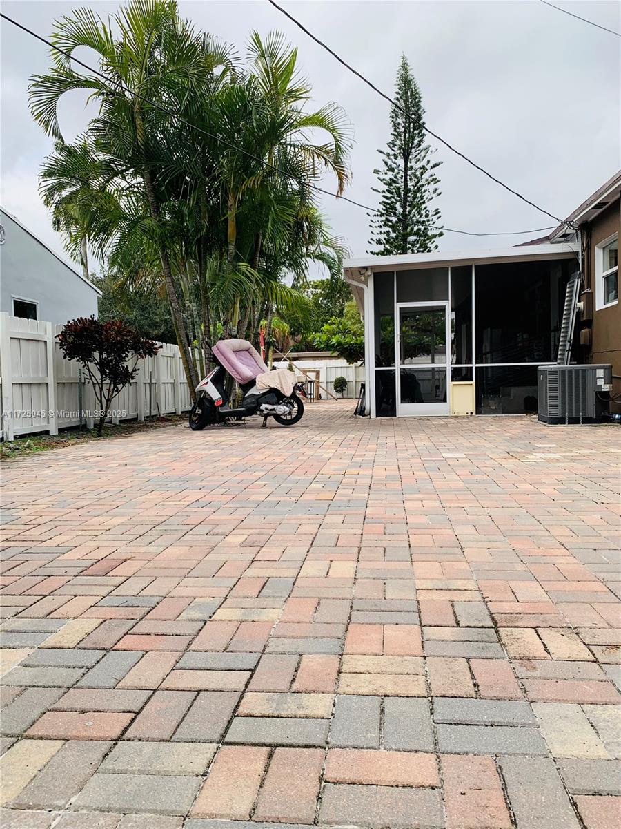 2548 Johnson St, Hollywood, Florida image 18