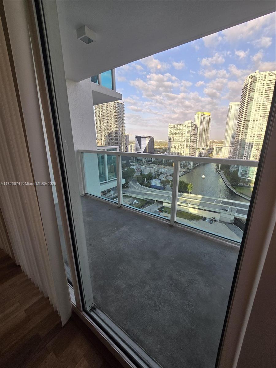 Beautiful 1-Bedroom, 1-Bathroom Apartment in Brickell on the River Floor: 24th Bright and spacious with stunning views, Hardwood floors throughout, Washer and dryer in the unit.This charming apartment offers a fantastic living experience in one of Miami's most desirable neighborhoods

Great opportunity in a prime location . Don't miss out on this incredible opportunity!