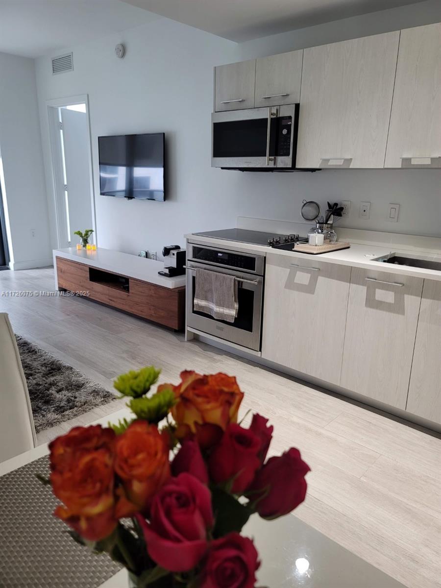 Fantastic unit 1 bedroom 1.5 bath at desirable brickell heights .Unit feautures  Top of the line finishes, quartz counter top, tile-floor throughout, double sink in the master bathroom, washer & dryer.