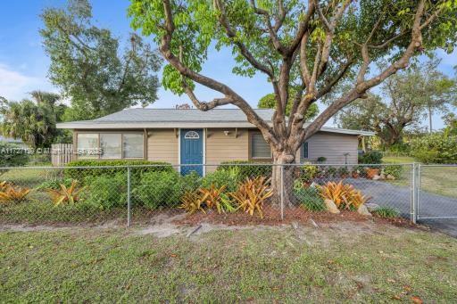 2037 Carrell Rd, Fort Myers, Florida image 5