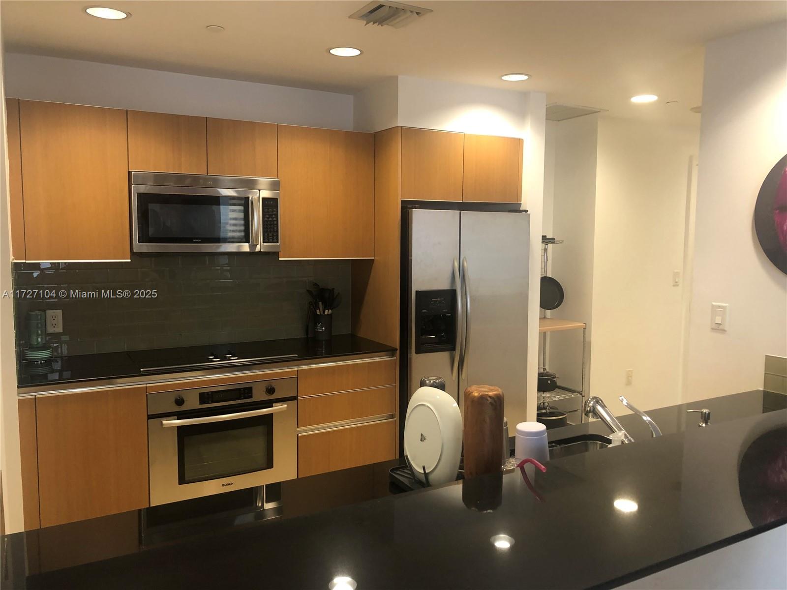 BEAUTIFUL 1 BEDROOM 1 BATH UNIT IN BEST LOCATION OF THE BRICKELL AREA. EAST VIEWS OF THE CITY AND WATER. GREAT AMENITIES AND WALKING DISTANCE TO EVERITHING. MARBLE FLOORS, STAINLESS STEEL APPLIANCES, WASHER AND DRYER INSIDE THE UNIT. BASIC CABLE INCLUDED.