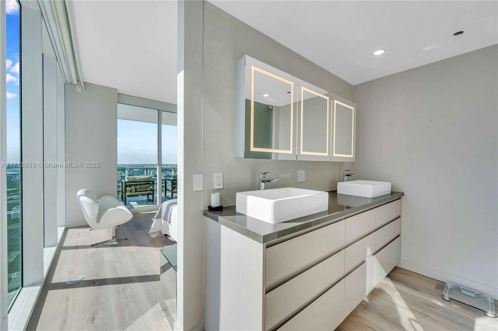 1040 Biscayne Blvd #LPH4407, Miami FL 33132