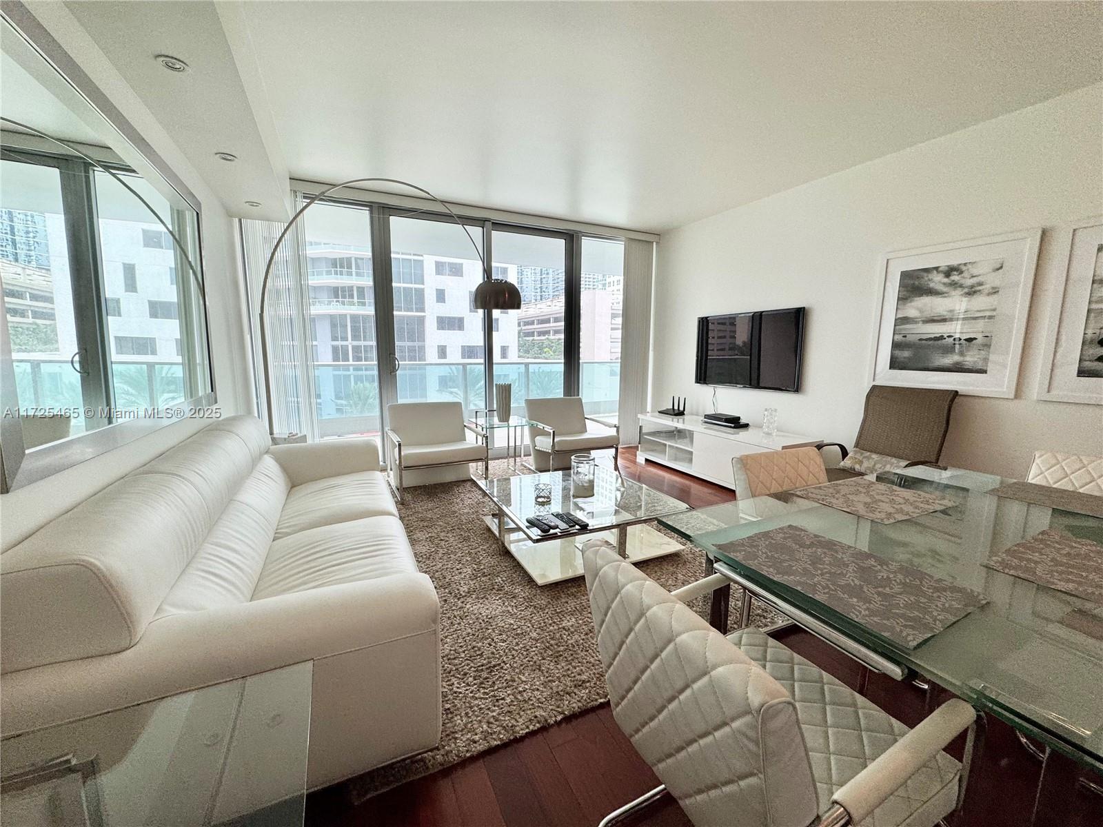 Fully furnished. 1 bedroom 1 bath at Jade in Brickell. Ready to move in. Close distance from Brickell City Centre shops, Mary Brickell Village, metro mover, close to I 95, Downtown, banks and more. Business center, cabanas, Infinity edge pool, spa, indoor racket ball-courts, valet 24/7.