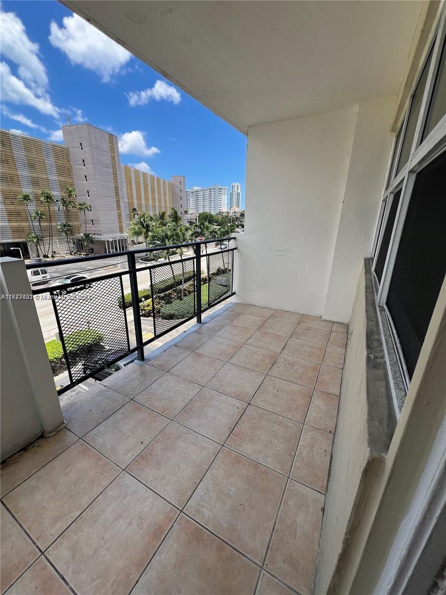 401 Golden Isles Dr #314, Hallandale Beach, Florida image 10