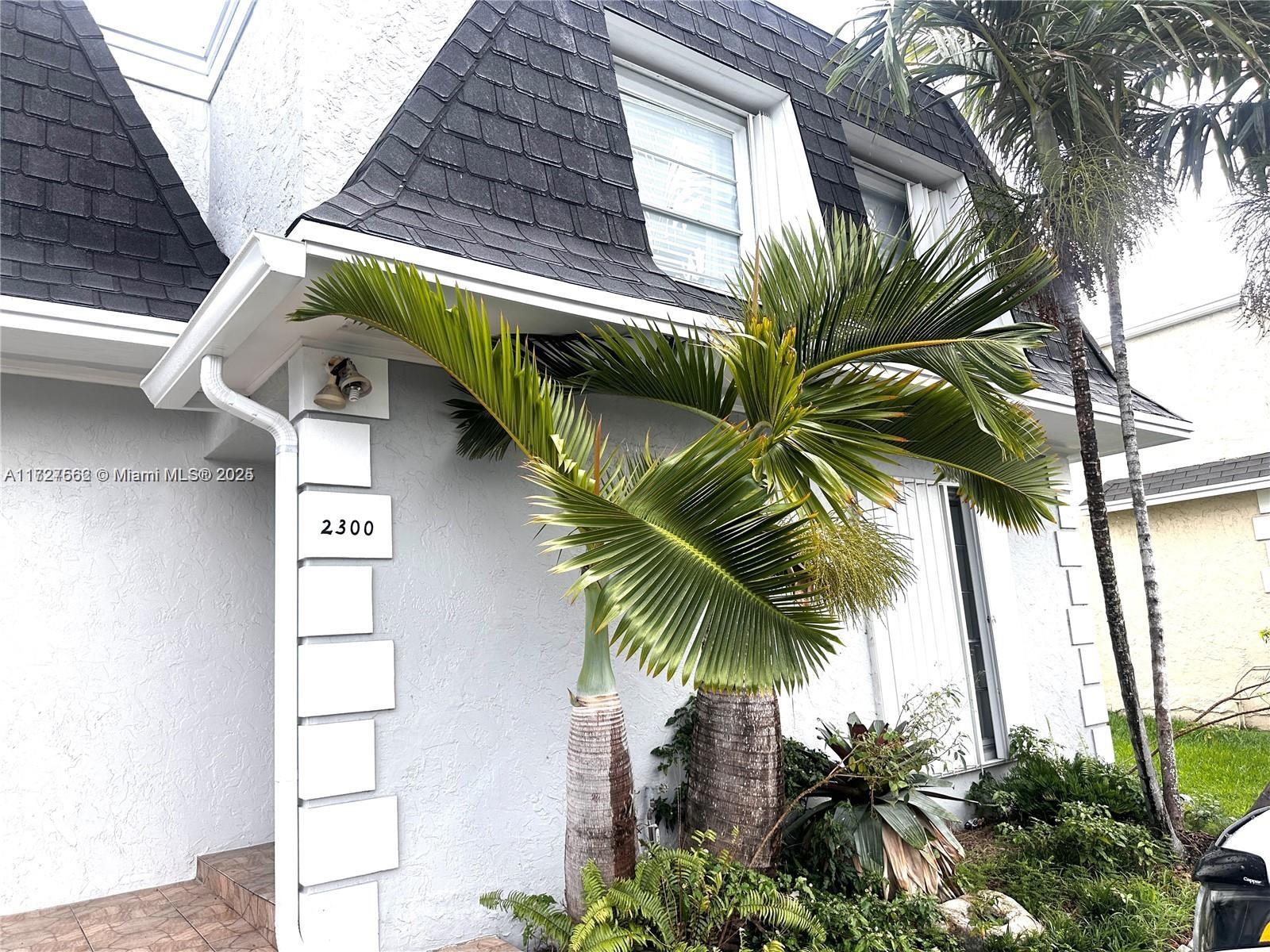 Stunning, 4 bedroom fully remodeled ,lagest unit in Venetion Park corner townhouse. With 1 bedroom  on the first floor. Located in the heart of Hallandale beach with walking distance to the beach, shopping centers, restaurants, doctor offices, grocery stores, synagogues and more. Townhouse is in very family oriented neighbourhood with kids park across the road and amenities like pool,sauna, tennis court, and clubhouse. No assessments!