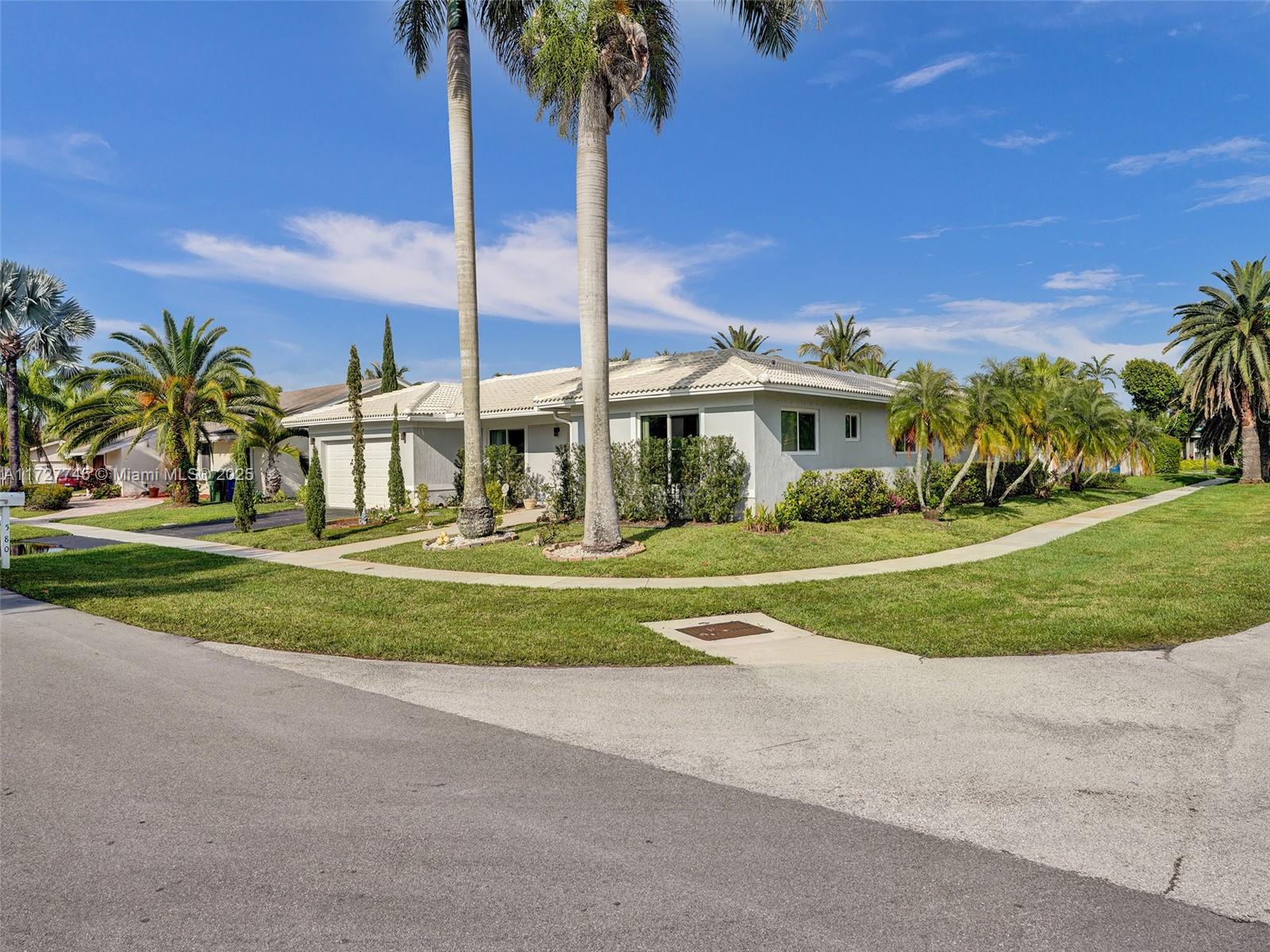 580 Eastwood Ln, Weston, Florida image 2