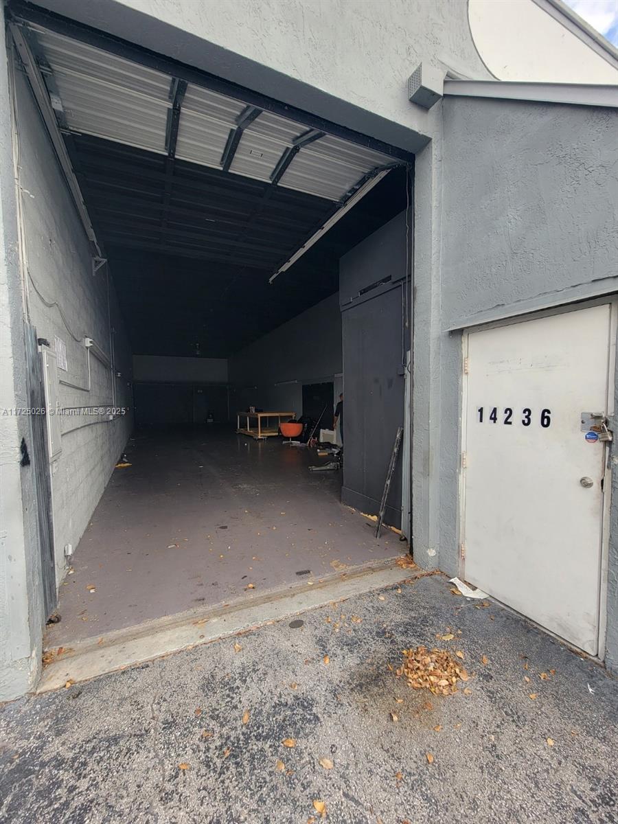 Spacious 1540sq foot warehouse space.  Association approval required prior to move-in.
Tenant will be responsible for HOA, CAM (which includes water/sewer/garbage) and Electricity. 
HOA covers Insurance and Building Maintenance.
MOVE IN COST: First month's rent plus an equal amount security deposit.
Please contact listing agent for showings.